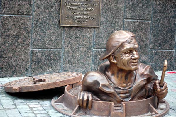 Памятник Сантехніку, м. Тернопіль 2010 р. скульптор: Дмитро Мулярчук 