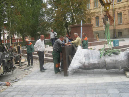 Монтаж памятника Винниченку в Кіровограді