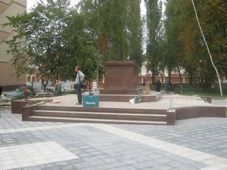 Монтаж памятника Винниченку в Кіровограді