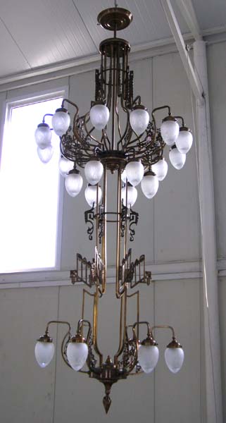 Лампа в фойє приватного будину. Світильник між поверхами сходової клітки