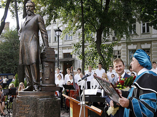 Памятник Борису Грінченку відкрито в Києві